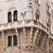 L'edificio si trova in via Cognetti 36, dove le bianche pietre di Trani del suo rivestimento duettano col rosso del vicino teatro Petruzzelli